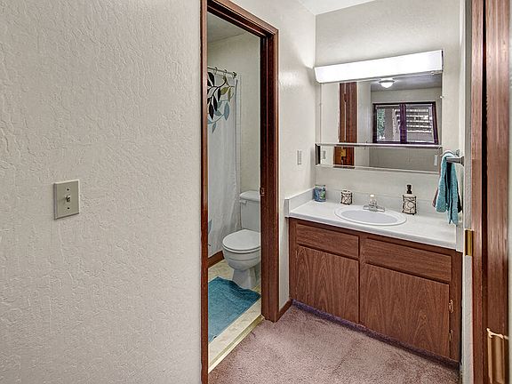 Driftwood Apartments - Bathroom