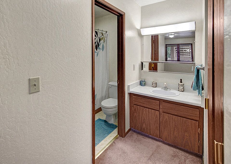 Driftwood Apartments - Bathroom