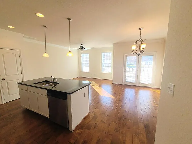 1136 Winsford Ln — Photo 4