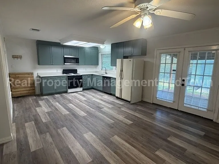 1301 Burleson St — Photo 8
