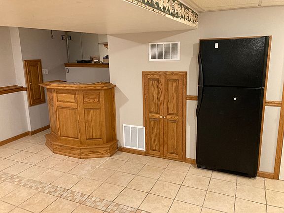 5th image of 301 Essex St