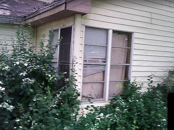 3rd image of 904 Peach St