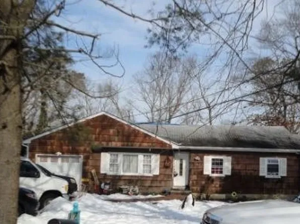 17 Chestnut St, Central Islip, NY 11722