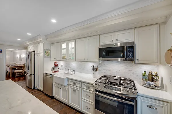 Sold by Compass | media 6