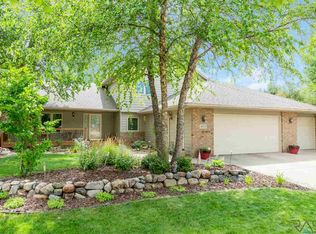 1325 S Dundee Dr, Sioux Falls, SD 57106