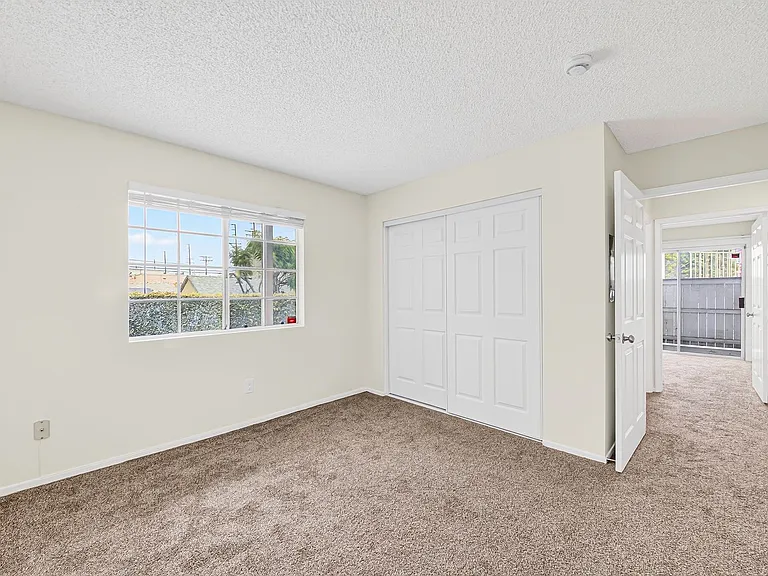 1075 Loma Ave — Photo 13