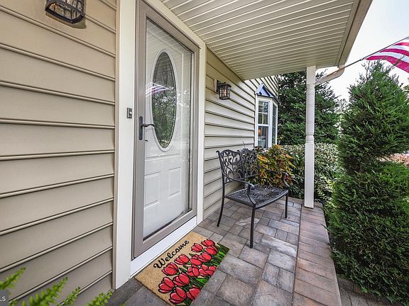 4th image of 12 Tulip Dr