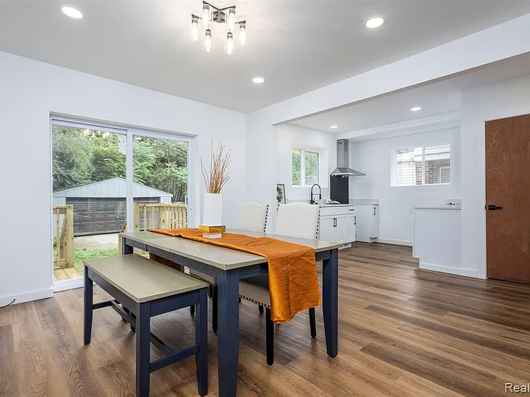 2744 Lawrence St — Photo 11