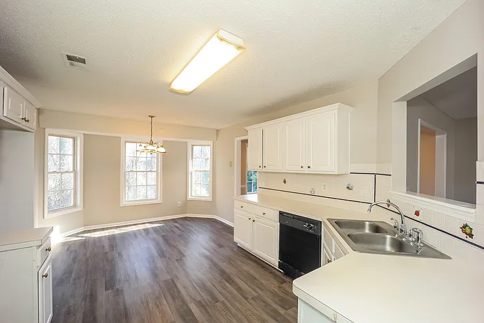 6055 Yellowood Ct — Photo 7