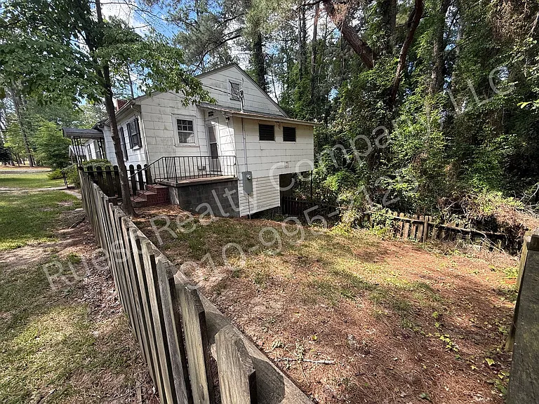 401 Dogwood Ln — Photo 9