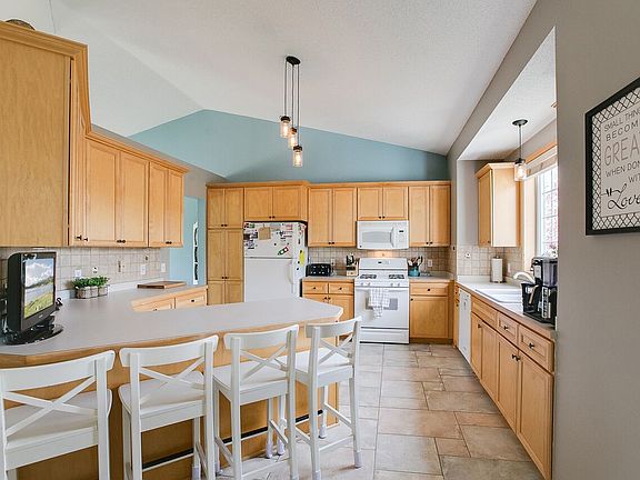 4th image of 9398 White Oaks Trl N