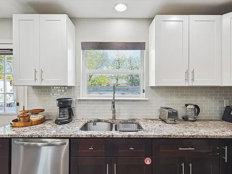 530 E Tyler St — Photo 17