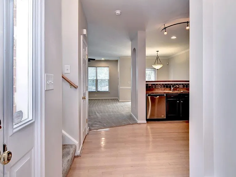 4559 Beacon Hill Dr — Photo 4
