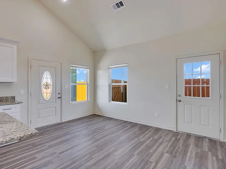 1020 N Eva Ave — Photo 6