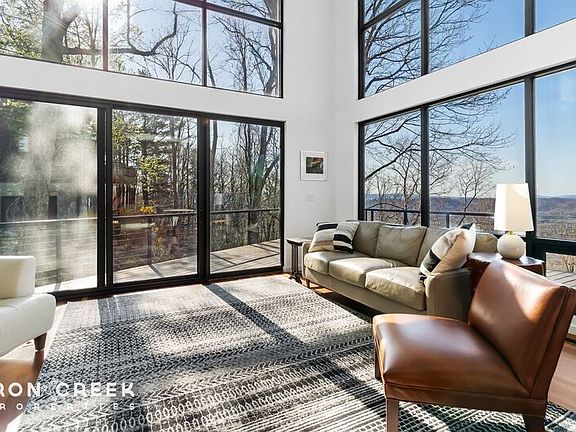 3rd image of 910 Rockhold Dr