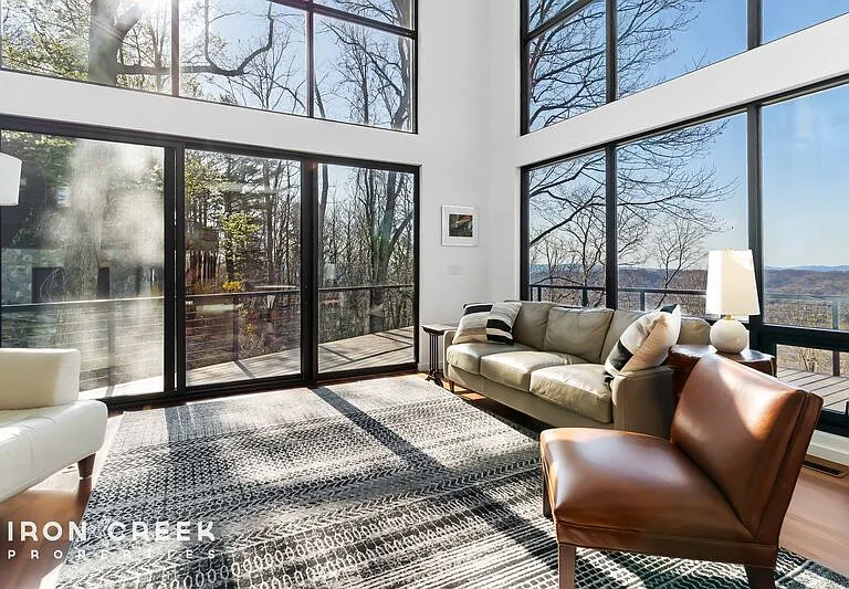 910 Rockhold Dr — Photo 3