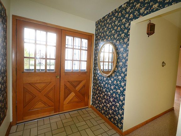2nd image of 704 Hillcrest Dr