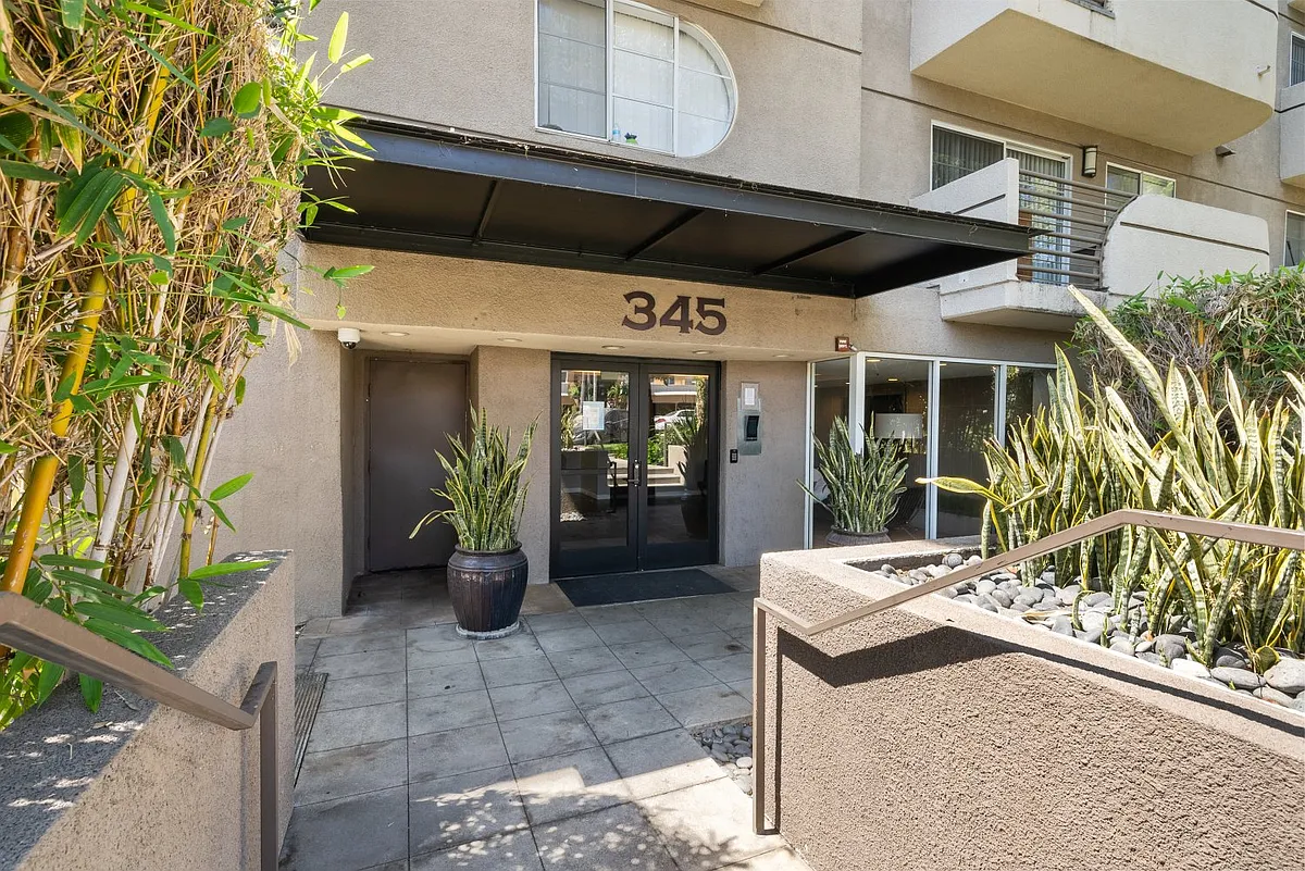 Building Photo - 345 S Alexandria Ave #304