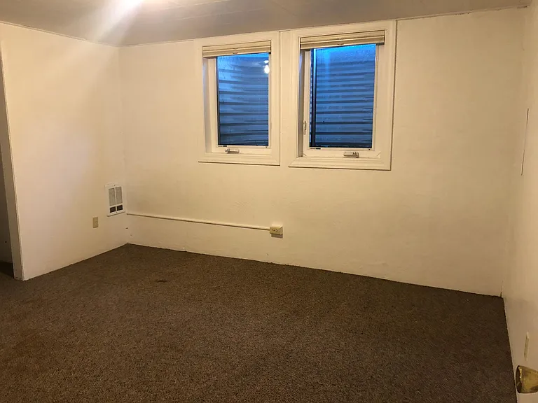 450 NW Larry St — Photo 6