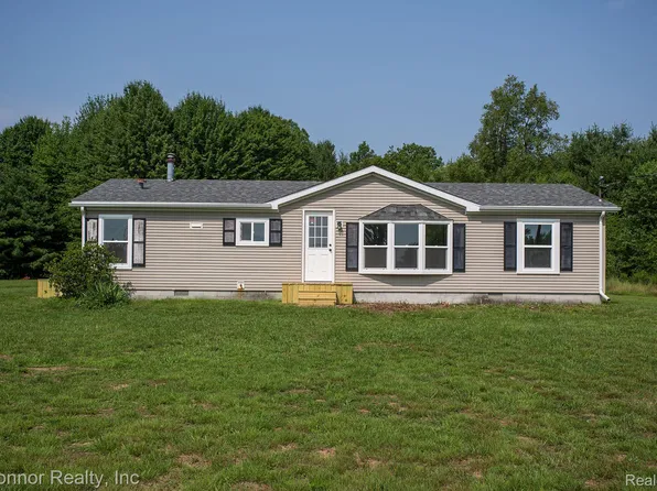 785 Parks Rd, Wales, MI 48027
