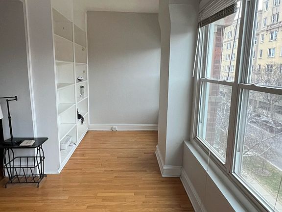 4th image of 908 Main St APT 3