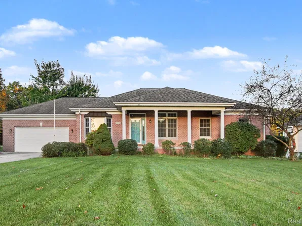 29530 Heritage Ln, Paw Paw, MI 49079