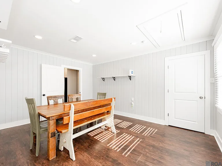 423 Avenue E — Photo 9