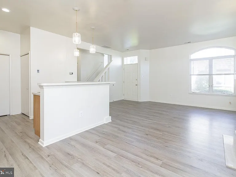 1004 Barbaras Ct — Photo 8