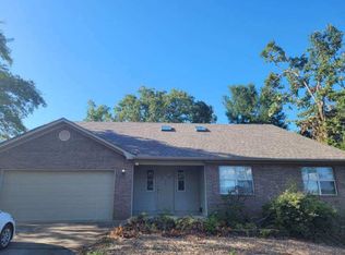 402 Peninsula Dr, Hot Springs, AR 71901