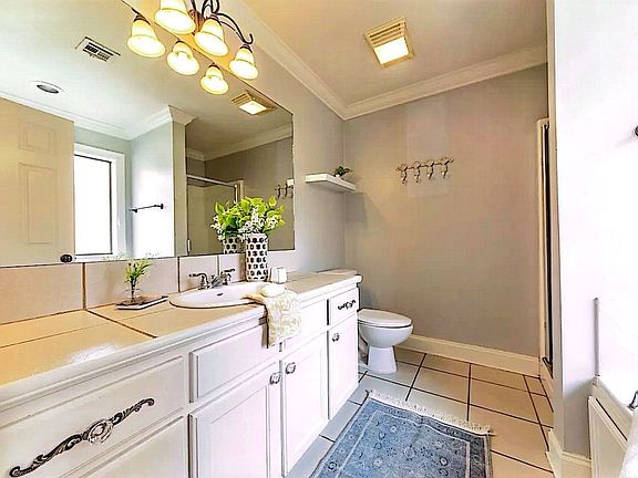 5th image of 140 Country Garden Ln