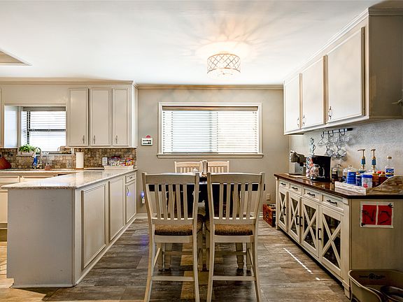 5th image of 2005 Surrey Ln