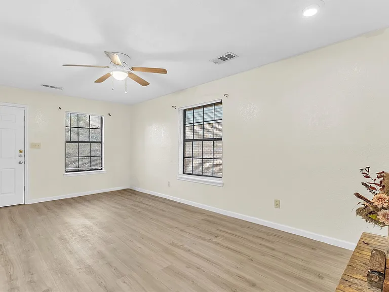 209 W Trinity St #C — Photo 4