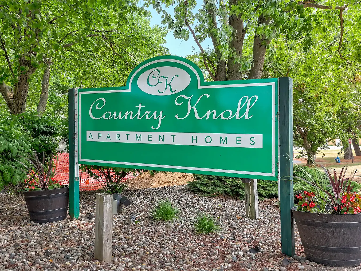 Country Knoll Apartments — Photo 1