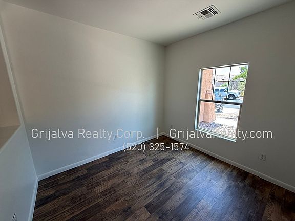 3rd image of 880 W Calle Valenciana
