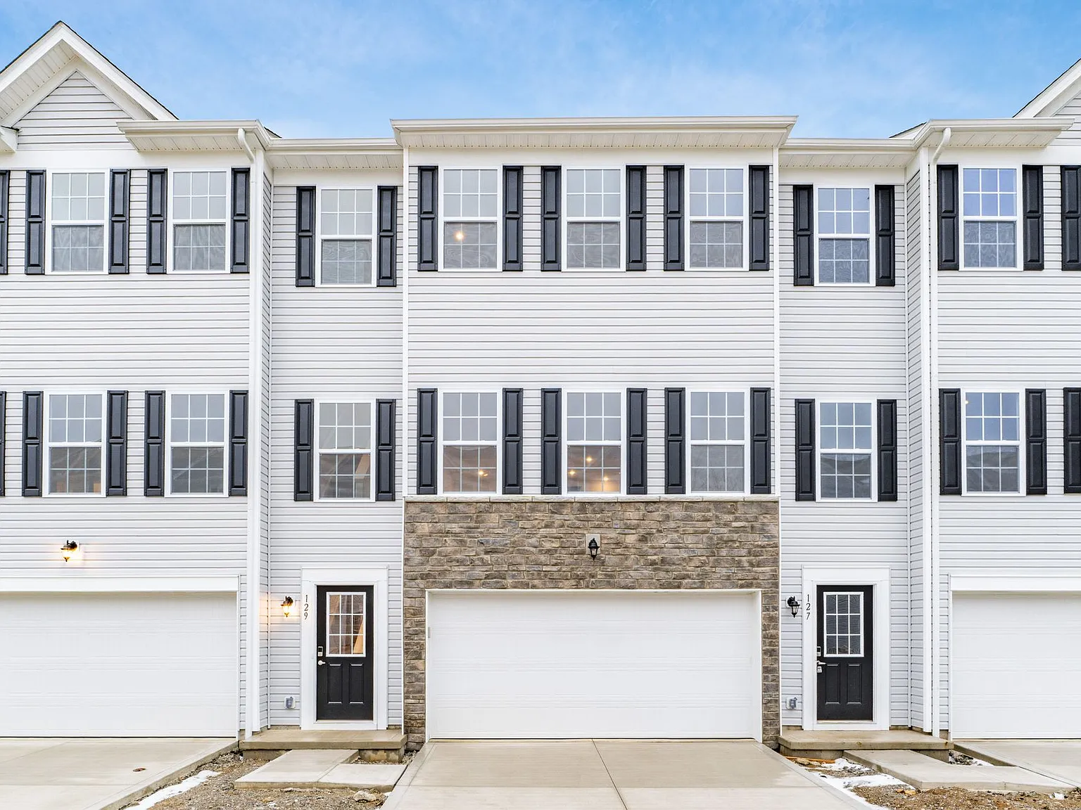 3 bed, 2.5 bath, 1850 sqft, $2,299 — Photo 1