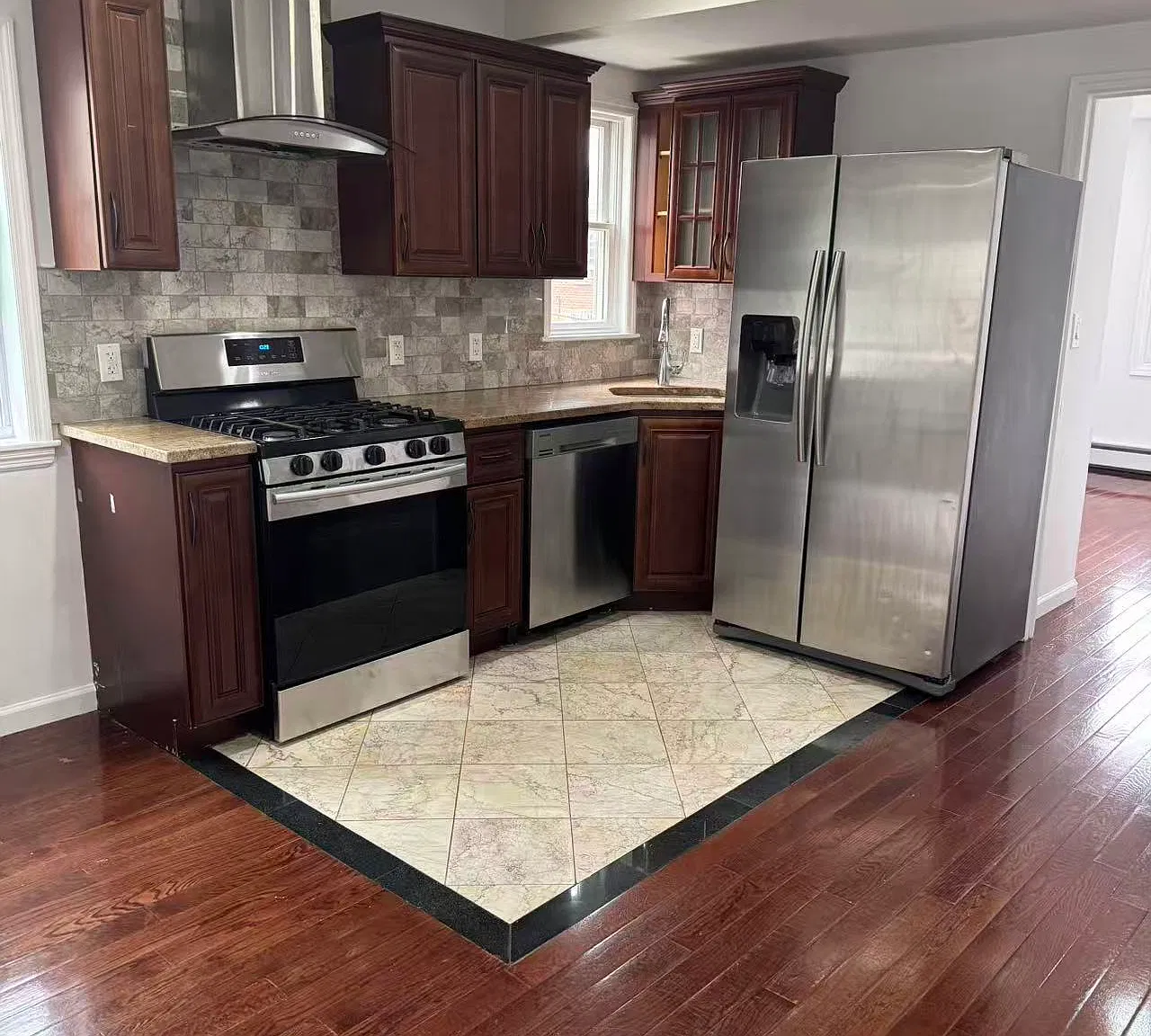 3 bed, 850 sqft, $2,980 — Photo 1