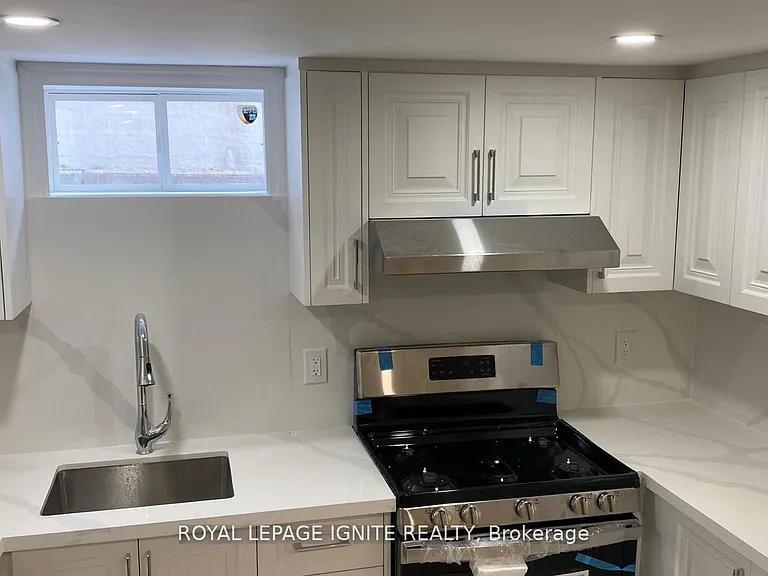 15 Beacham Cres #BASEMENT — Photo 4