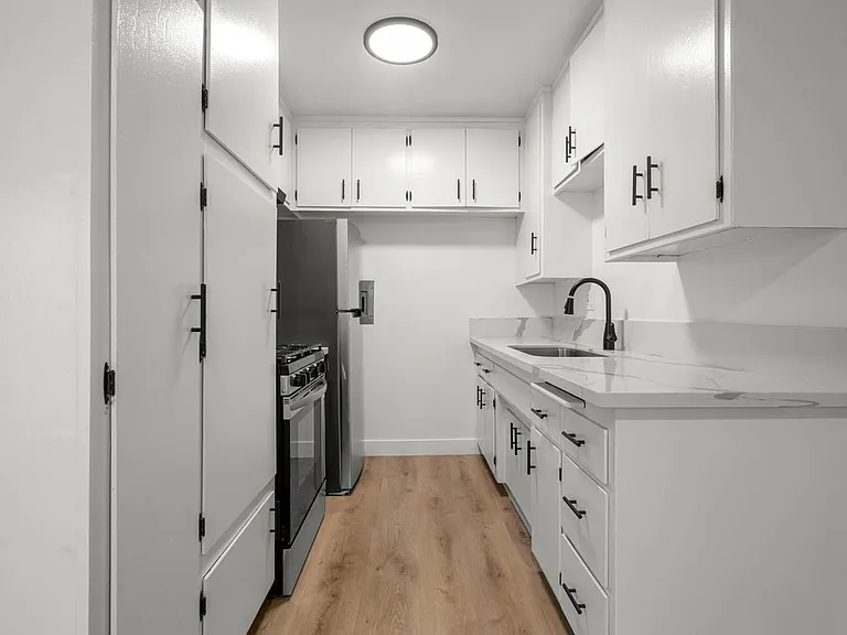 928 4th St #5 — Photo 5