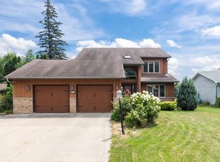 738 E River Dr, Omro, WI 54963