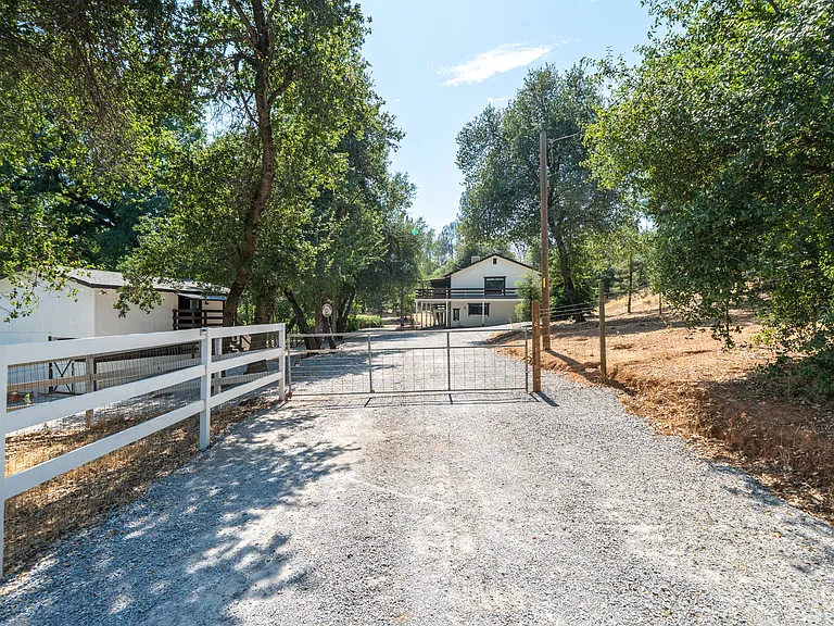 17659 Melwood Ln — Photo 3