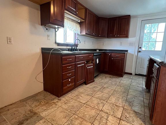 3rd image of 145 Mechanics St E