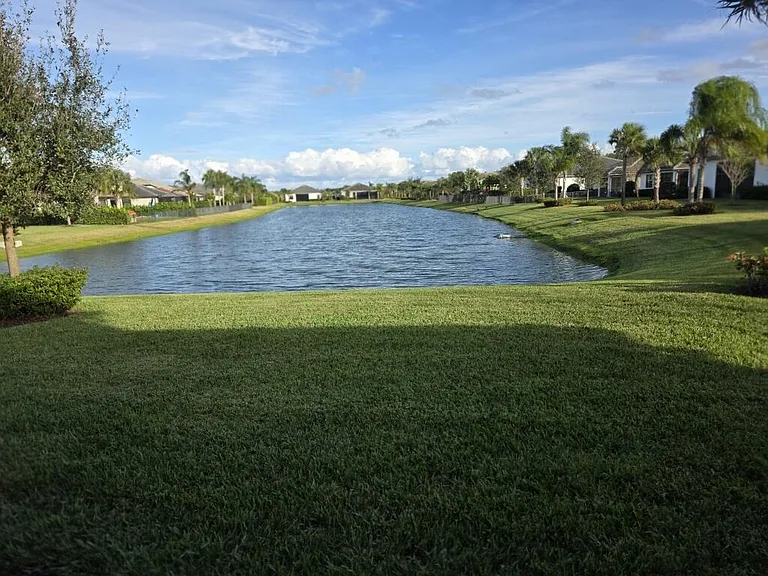 527 SE Vallarta Dr — Photo 25