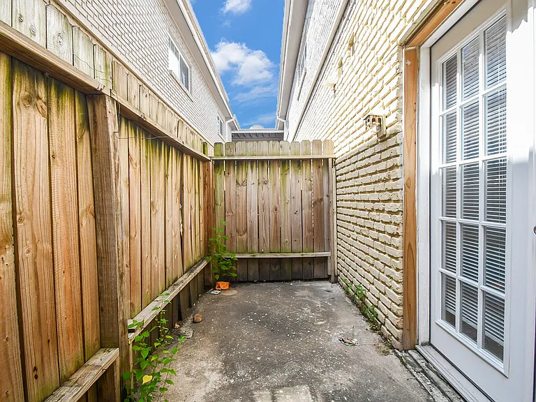 7637 Harwin — Photo 22