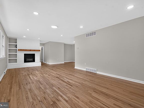 3rd image of 587 Magnolia Rd