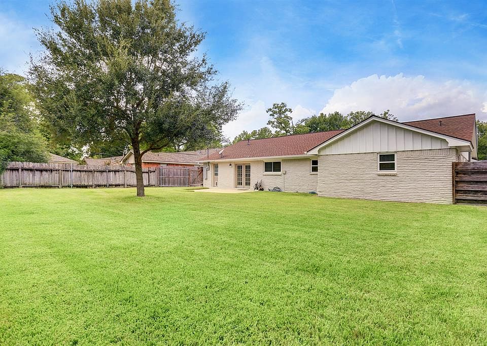 1st image of 10423 Shadow Wood Dr