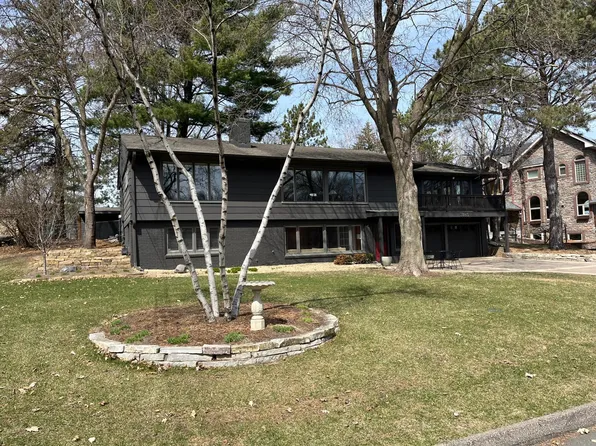 3185 Shorewood Dr, Arden Hills, MN 55112