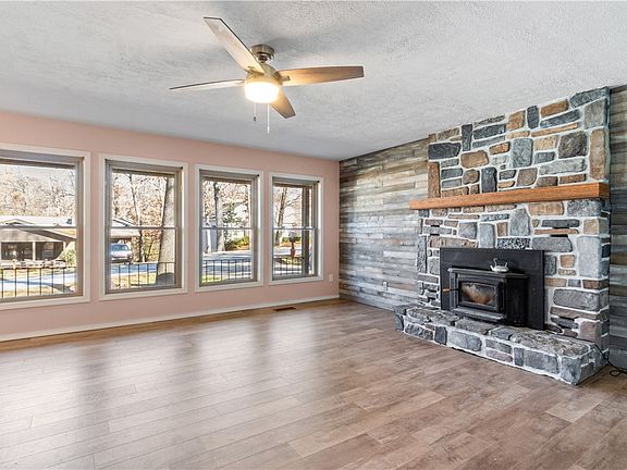 3rd image of 25 Farnham Dr