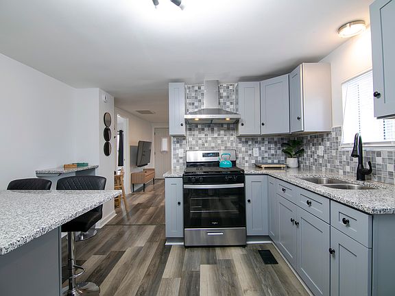 5th image of 838 N Rosewood Ave