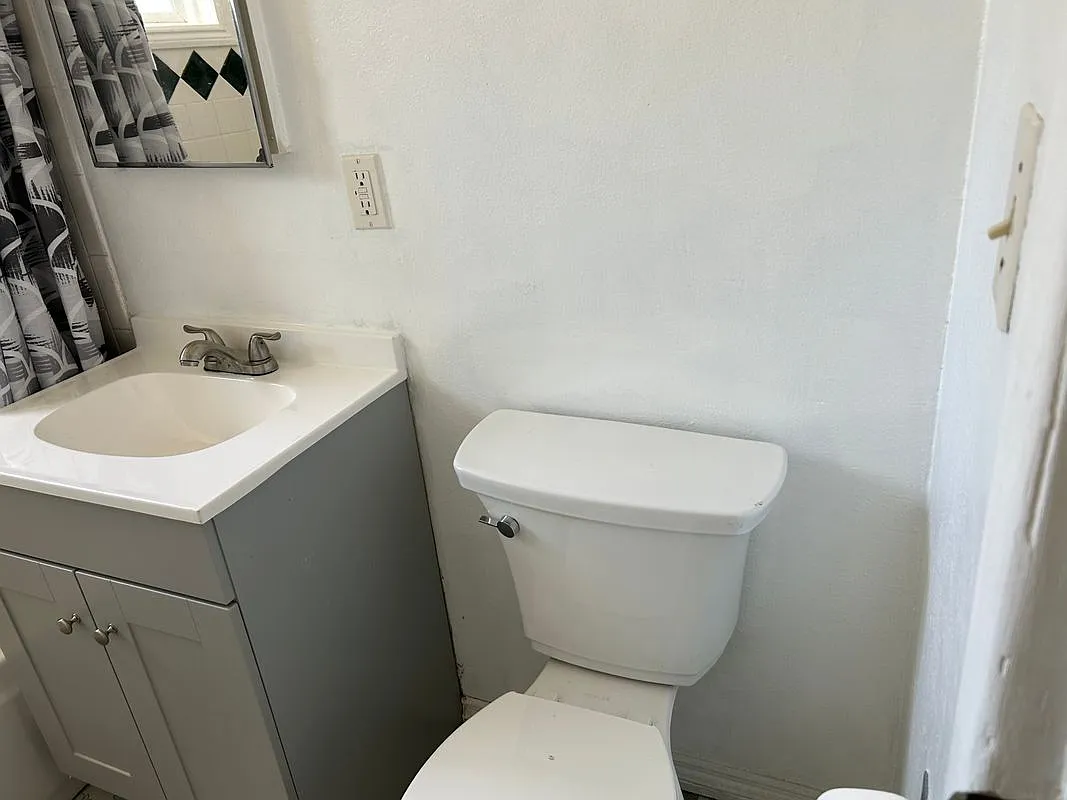 5 bed, 2.0 bath, 1321 sqft, $5,100 — Photo 2