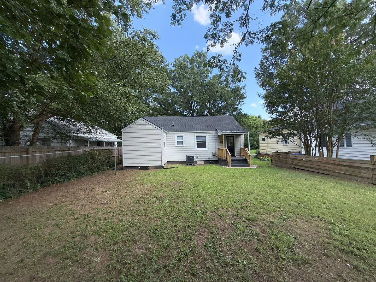 Beautiful renovated 3 bedroom 2 full bath home in Church Hill — Photo 4